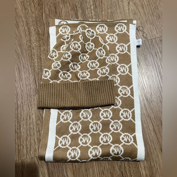 MICHAEL KORS JET SET LOGO PRINT Scarf and Beanie set Women's Tan/ White - Picture 1 of 3